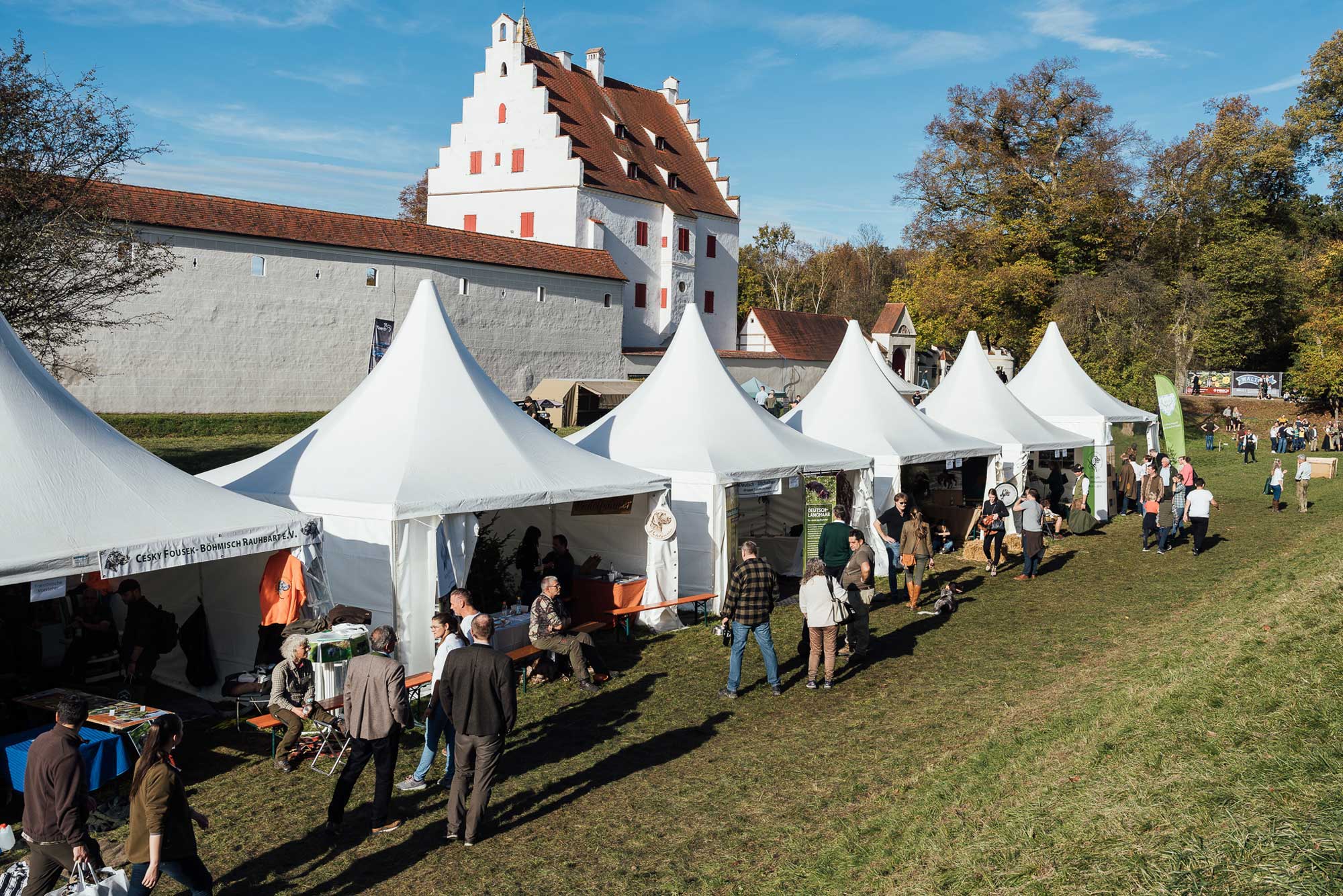 Event: Die 9. Internationalen Jagd- und Schützentage 2023 in Schloss Grünau warten ab dem 13. Oktober mit rund 450 Ausstellern und einem tollen Programm auf.  Event: Die 9. Internationalen Jagd- und Schützentage 2023 in Schloss Grünau warten ab dem 13. Oktober mit rund 450 Ausstellern und einem tollen Programm auf.