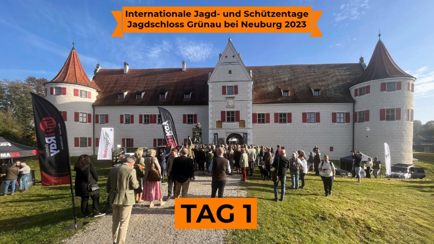 Eingang des Jagdschlosses Gruenau bei Neuburg im Sonnenschein mit Gaesten von Internationale Jagd- und Schützentage 2023