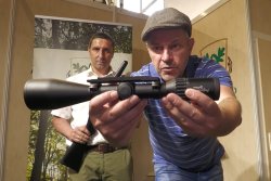 Videos von der Jagd & Hund 2022: Die ersten Messenews zu Langwaffen, Optiken und Ausrüstung – Tag 1 Montage von Dentler Jagdwaffen.