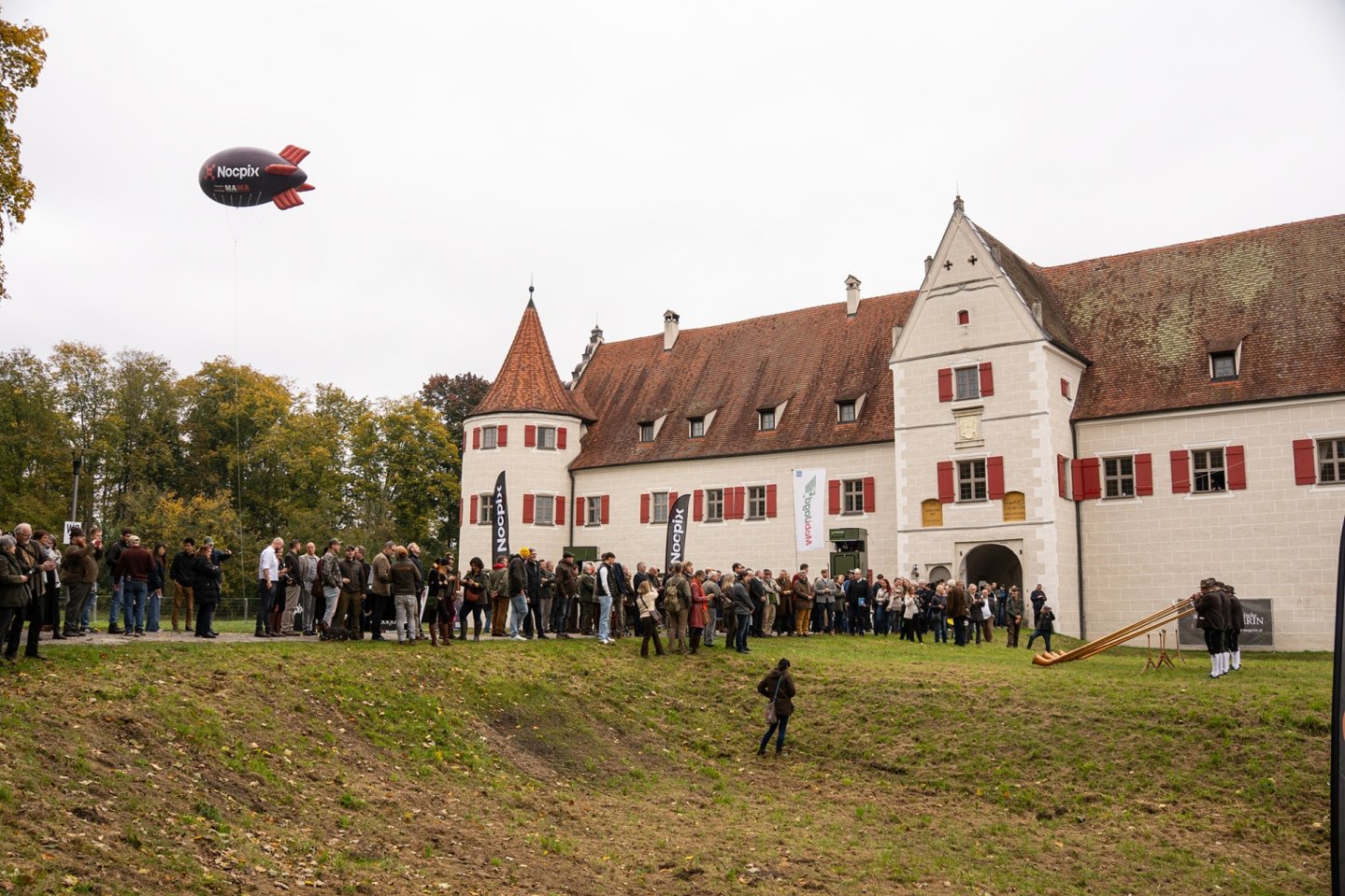 Jagdschloss Grünau mit Besuchern der JUST 2026.