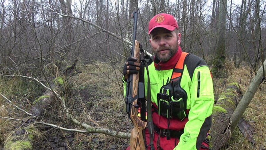 Jagdhunde im Einsatz: Worauf kommt es bei der Hundearbeit an? Hundeführer mit Repetierbüchse Merkel RX.Helix Tracker für Drückjagd und Nachsuche