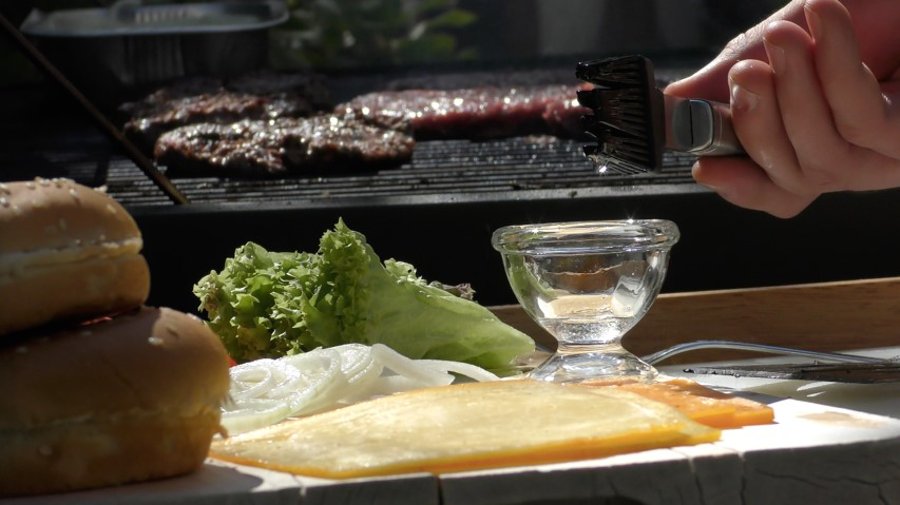 Rezept: Der Bockburger – Ein Burger aus Wildfleisch Vor dem Grillen werden die Burgerpatties mit Öl bestrichen