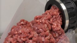 Rezept: Der Bockburger – Ein Burger aus Wildfleisch Hackfleisch aus Wildbret kommt aus dem Fleischwolf