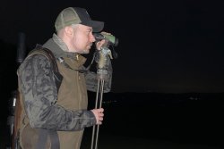 Jungjäger fragen: Wenn der Wind jagt, bleibt der Jäger zu Hause! Trifft diese alte Weisheit auch heute noch zu? Moderne technische Hilfsmittel wie Wärmebildgeräte erlauben es, Wild auf sehr weite Distanzen zu erkennen, um es gegen den Wind anpirschen zu können.