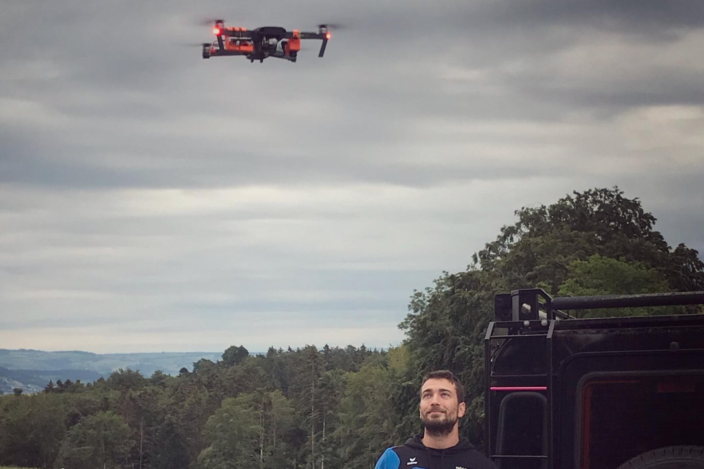 Drohnenpilot startet eine mit Thermaloptik ausgerüstete Drohne