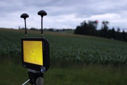 Unterwegs mit den Kitzrettern in der Schweiz − so können auch Sie aktiv werden Monitor mit Bild der Thermal-Drohne