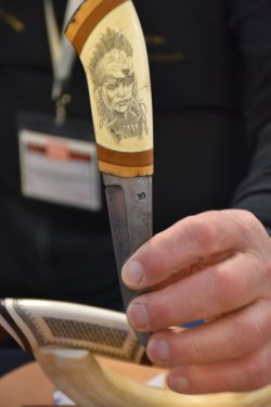 Damastklinge und Scrimshaw-Motiv