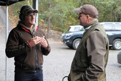 Wettbewerbsbericht und Video: Krieghoff Clay Cup 2020 – wir waren vor Ort beim KCC 2020 Krieghoff-Mitarbeiter Ralf Müller (links) berät einen Flintenschützen beim Krieghoff Clay Cup 2020