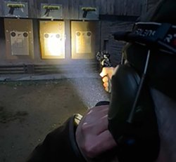 Schießtraining von Greyground – Jäger mit der Kurzwaffe bei Dunkelheit: Licht ins Dunkel Cheek Index mit der Taschenlampe.