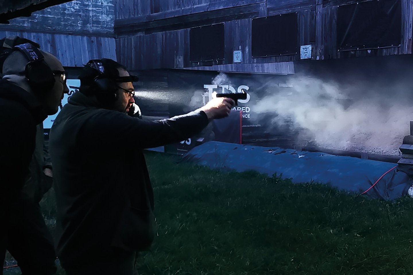 Training mit der Pistole für Jäger in der Dunkelheit.