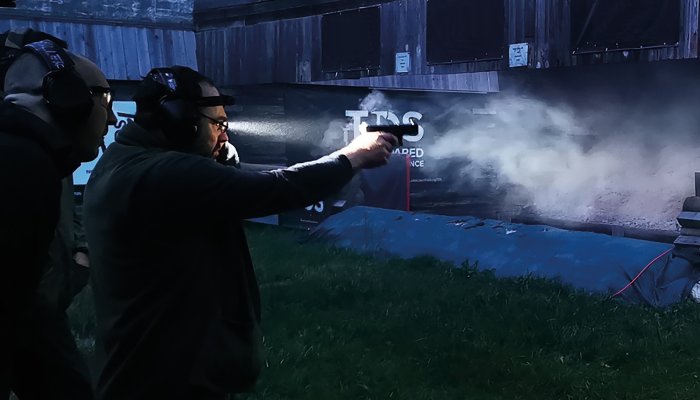 kurzwaffe: Schießtraining von Greyground – Jäger mit der Kurzwaffe bei Nacht: Licht ins Dunkel