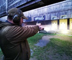 Schießtraining von Greyground – Jäger mit der Kurzwaffe bei Dunkelheit: Licht ins Dunkel Harries Technik mit der Taschenlampe.