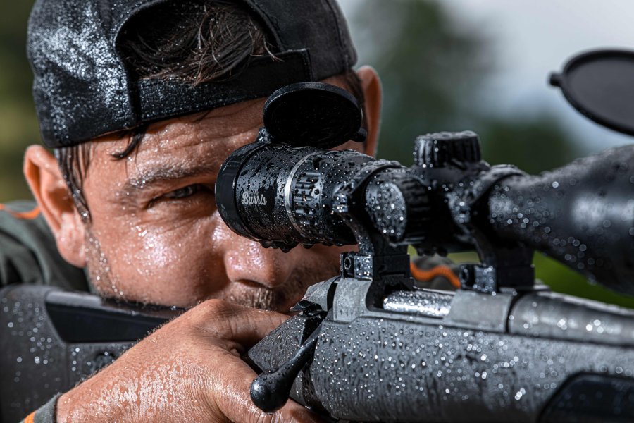 Der neue Manfred Alberts Katalog 2020/21 ist da: Viele Neuheiten und Angebote für Jagd, Sport und Outdoor Burris Optics Four Xe-Zielfernrohr jaeger im anschlag nahaufnahme
