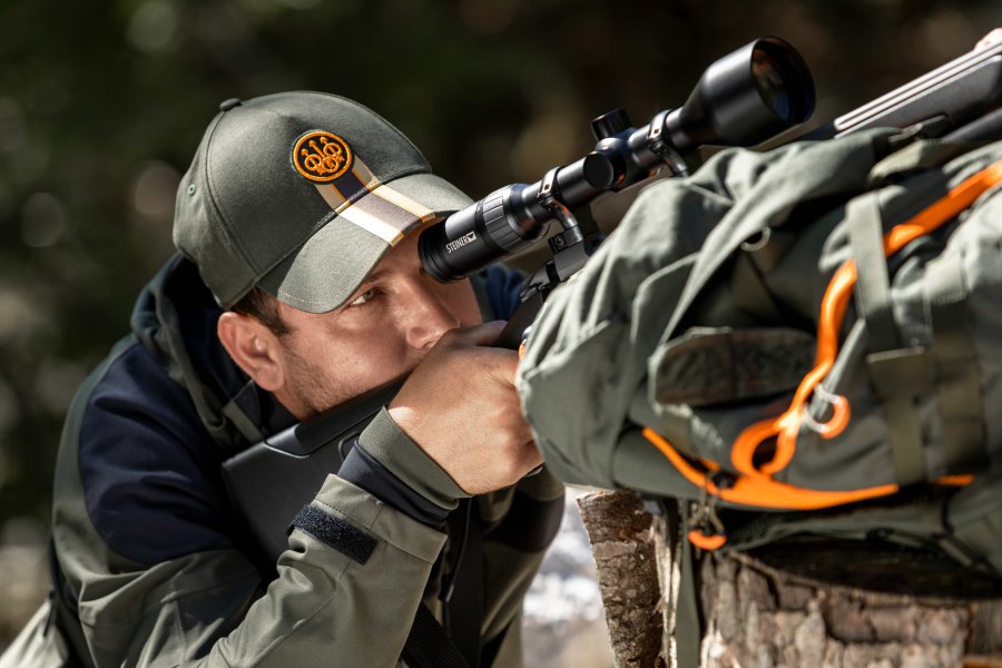 Der neue Manfred Alberts Katalog 2020/21 ist da: Viele Neuheiten und Angebote für Jagd, Sport und Outdoor Steiner Ranger 6 3-18x56 jaeger im anschlag nahaufnahme