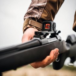 Neuer Katalog der Manfred Alberts GmbH 2021/2022: Alles im Bereich Jagd, Waffen, Optik und Outdoor Aimpoint Acro C-2 auf einer Sako.