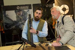 Europas größte Jagdmesse JAGD & HUND 2020 Aussteller berät auf der Jagd & Hund einen Kunden