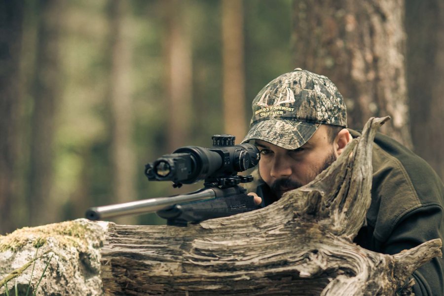 Nitehog Viper: Kompaktes und multifunktionales Clip-On-Thermalsichtgerät für die Jagd in der Vorstellung Jäger mit auf Waffe beziehungsweise Zielfernrohr montierter Nitehog Viper.