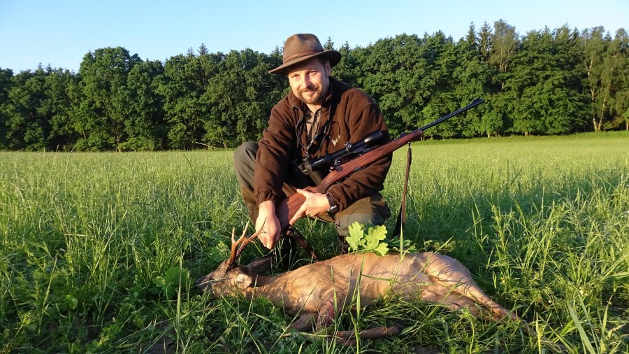Jagdschein machen: Was ist bei der praxisnahen Jagdausbildung wichtig? Jagdausbilder Gösta Rehse mit erlegtem Rehbock