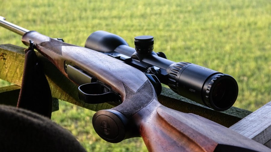 Jagdschein machen: Was ist bei der praxisnahen Jagdausbildung wichtig? Heym Jagdrepetierer auf Hochsitz bei praxisnaher Jagdausbildung