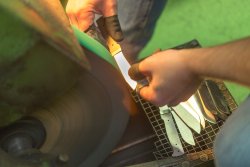 Puma Messer Geschichte und Herstellung. Anschleifen der Klinge eines Jagdmessers bei PUMA in Solingen.