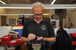 Zu Besuch bei Recknagel, dem Spezialisten für Montagen, Visierungen, Schalldämpfer und vielem mehr. Ein Interview mit dem neuen Eigentümer Dr. Moritz Fehrer Ein Mitarbeiter in der Produktion von Recknagel.