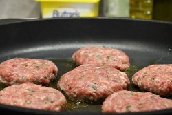 Wir kochen Wild: Rehfrikadellen mit Pflaumen-Chutney Rehfrikdellen in der Pfanne