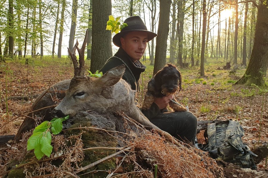 Bockjagd mit den Reilmann Brüdern: Der 1. Mai – wenn’s erstmal läuft! Jäger mit Dackel und erlegtem Rehbock