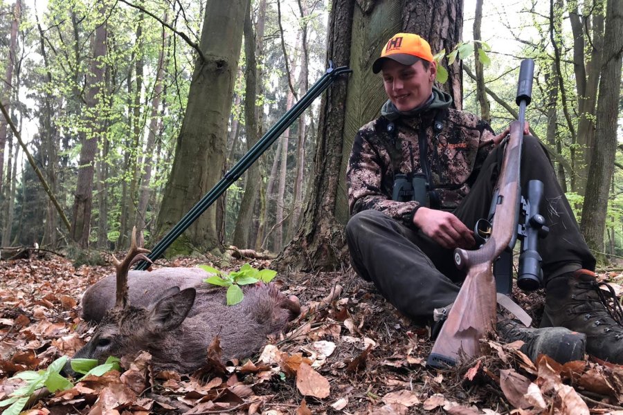 Bockjagd mit den Reilmann Brüdern: Der 1. Mai – wenn’s erstmal läuft! Jäger mit erlegtem Bock bei der Bockjagd im Mai