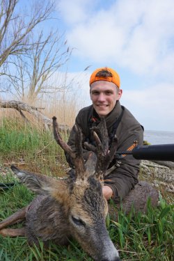 Bockjagd mit den Reilmann Brüdern: Der 1. Mai – wenn’s erstmal läuft! Jäger mit erlegtem Traumbock zum Aufgang der Bockjagd im Mai