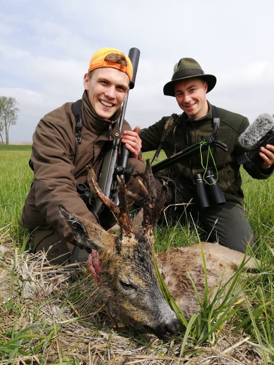 Bockjagd mit den Reilmann Brüdern: Der 1. Mai – wenn’s erstmal läuft! Jagdblogger und Kameramann posieren mit erlegtem Traumbock