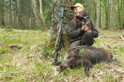 Bockjagd mit den Reilmann Brüdern: Der 1. Mai – wenn’s erstmal läuft! Jäger posiert mit erlegtem Überläuferkeiler