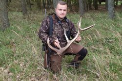 Bockjagd mit den Reilmann Brüdern: Der 1. Mai – wenn’s erstmal läuft! Jäger präsentiert im Wald gefundene Abwurfstange