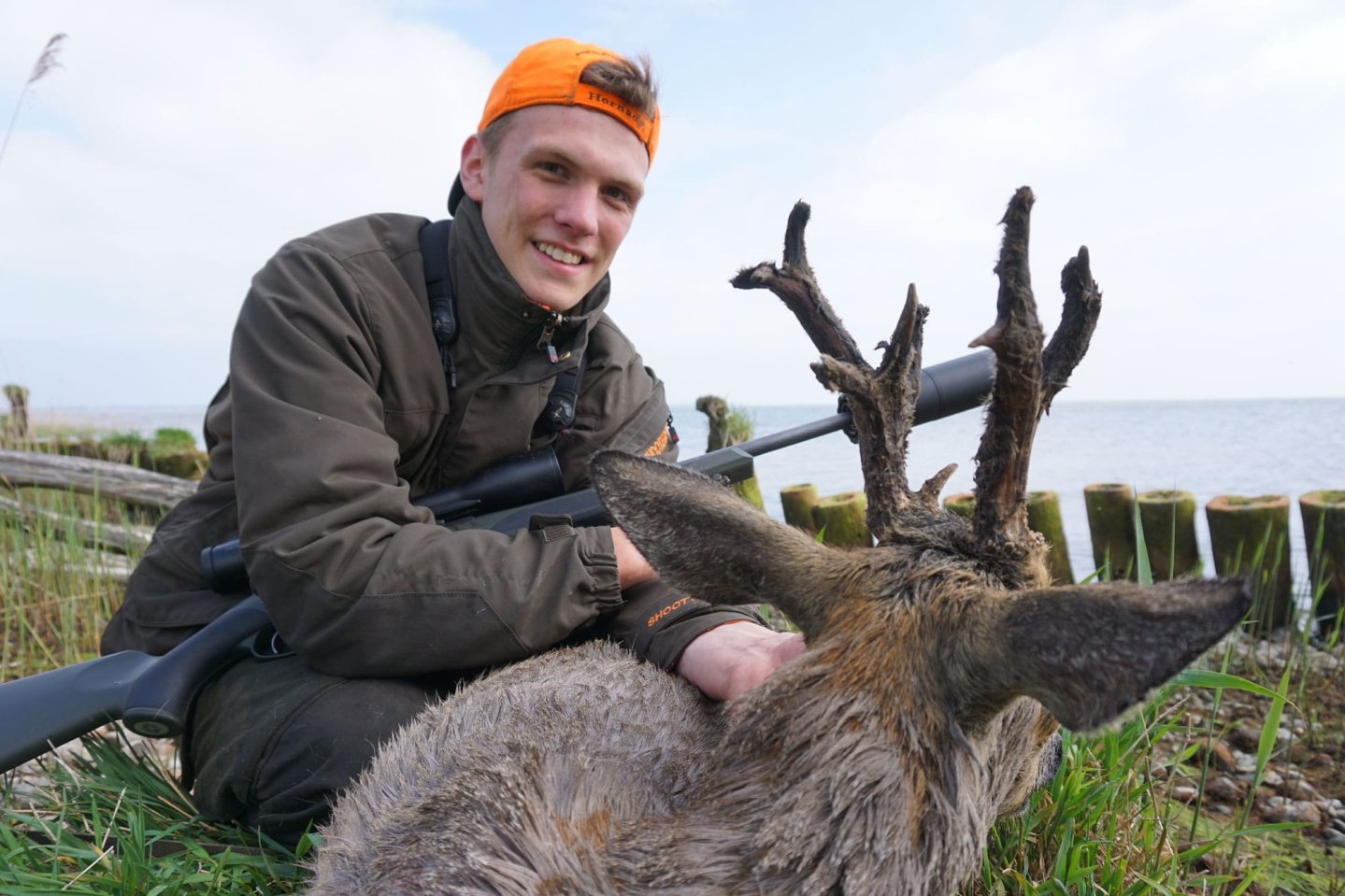 Bockjagd mit den Reilmann Brüdern: Der 1. Mai – wenn’s erstmal läuft! Jäger mit erlegtem Rehbock