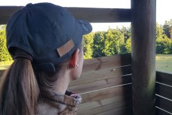 Hunter Brothers mit Jagdgirls auf Damwildjagd Jägerin auf einem Hochsitz