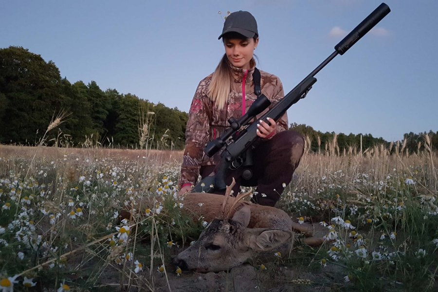 Hunter Brothers mit Jagdgirls auf Damwildjagd Erlegerbild zeigt eine junge Jägerin mit einem erlegten Bock