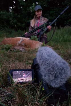 Hunter Brothers mit Jagdgirls auf Damwildjagd Aufnahme einer jungen Jägerin samt erlegtem Damspießer, die mit einer Videokamera gefilmt wird