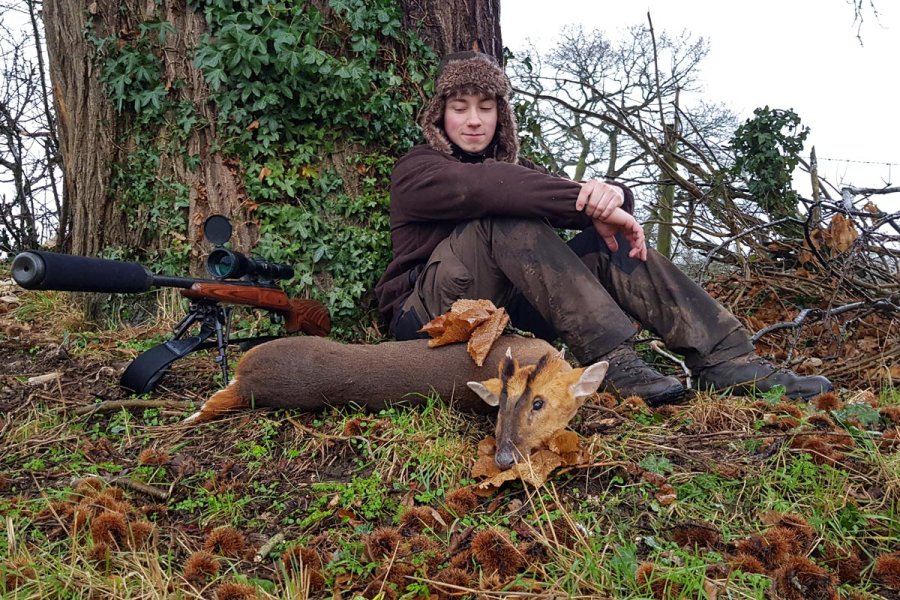 Hunter Brothers: Jagd auf Muntjaks und Wasserrehe in England Erik mit Muntjak