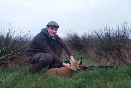 Hunter Brothers: Jagd auf Muntjaks und Wasserrehe in England Weibliches Wasserreh mit Jäger