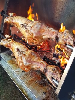 Swarovski Hunting Summit 2018 mit den HunterBrothers. Lämmer wurden über offener Flamme gegrillt.