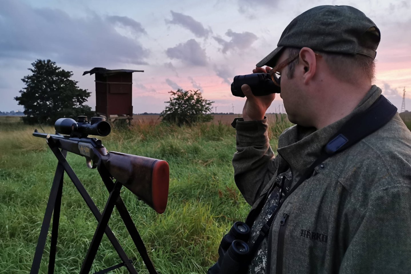Report: Blattjagd in Mecklenburg-Vorpommern – welchen Praxisnutzen haben Wärmebildkameras dabei? Stefan Niedfeld sucht mit der Wärmebildkamera Nitehog Chameleon das umliegende Gebiet ab.