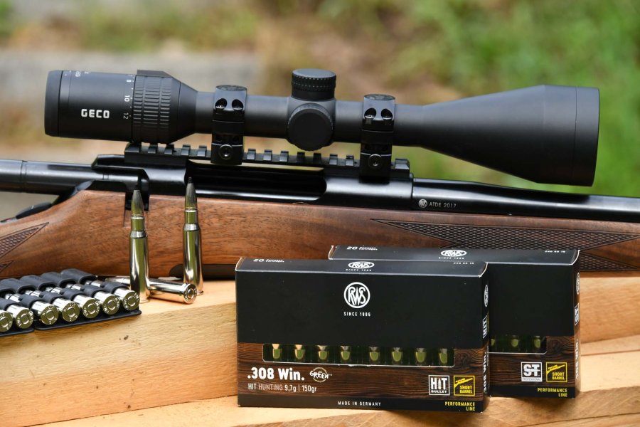 Der neue mobile RWS Munitionsberater für jede Jagdsituation auf Ihrem Smartgerät RWS Short Rifle Verpackungen und Patronen stehen auf Tisch vor Roessler Repetierbuechse