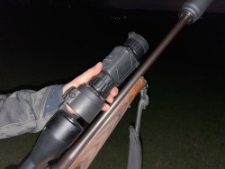 Jungjäger fragen: Macht die Jagd auf Schwarzwild bei Vollmond überhaupt Sinn? Aufsatz von Vorsatzgerät auf das Zielfernrohr.