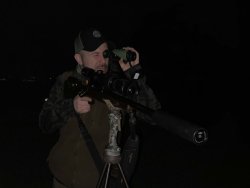 Jungjäger fragen: Macht die Jagd auf Schwarzwild bei Vollmond überhaupt Sinn? Jäger mit Thermalsichtgerät und Büchse.