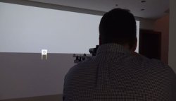 Besuch im Schießkino: Schießtechnik und Treffsicherheit verbessern Schütze kalibriert seine Waffe im Schießkino