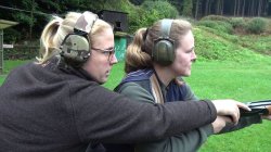 Besuch im Schießkino: Schießtechnik und Treffsicherheit verbessern Jagdausbilder leitet Flintenschützen für den richtigen Umgang mit der Waffe und die optimale Haltung beim Schuss an