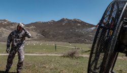 Swarovski Hunting Summit 2018 in Kroatien. Windmaschine und Teilnehmer mit Jagdbekleidung von SITKA.