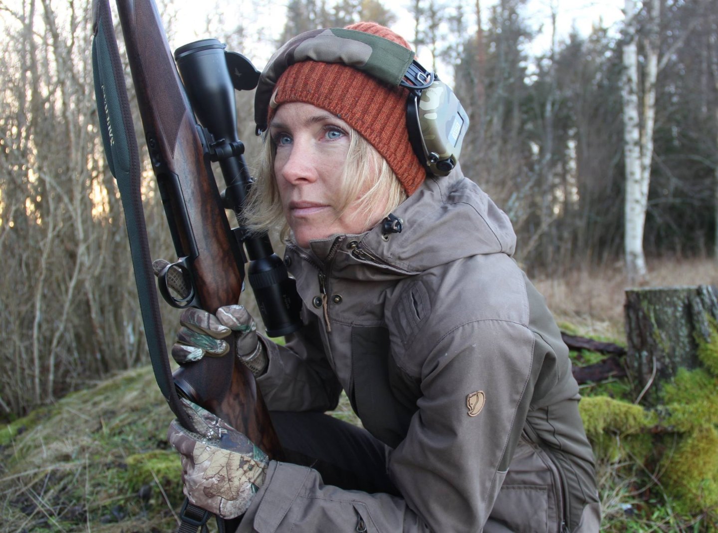 Ulrika Karlsson Arne auf der Jagd & Hund 2019 Ulrika Karlsson Arne kniend mit Gewehr im Revier.