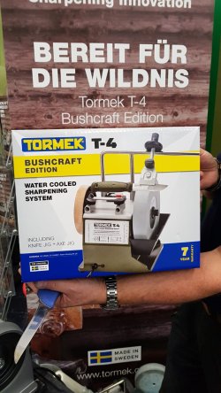 Ulrika Karlsson Arne auf der Jagd & Hund 2019 Messerschärfer Tormek T-4 in der Bushcraft Edition