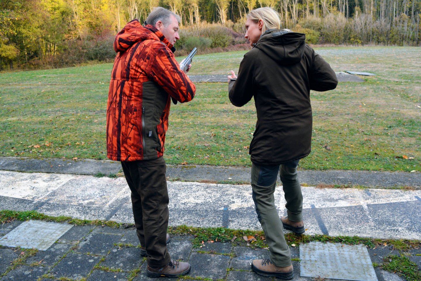 Instruktor Sven Steinrück mit Jagdschülerin Anina Best auf dem Flintenstand.