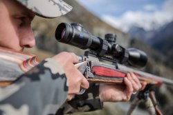 Die Zeiss Training Academy bietet für Besitzer von Zeiss-Zielfernrohren das Seminar "Jagdlicher Weitschuss" an. Auschlaggebend für den jagdlichen Erfolg beim Weitschuss sind nicht zuletzt die Schießfertigkeiten des Jägers. Dazu gehört auch der sichere Umgang mit der Zieloptik, wie etwa diesem Zeiss Victory V8.